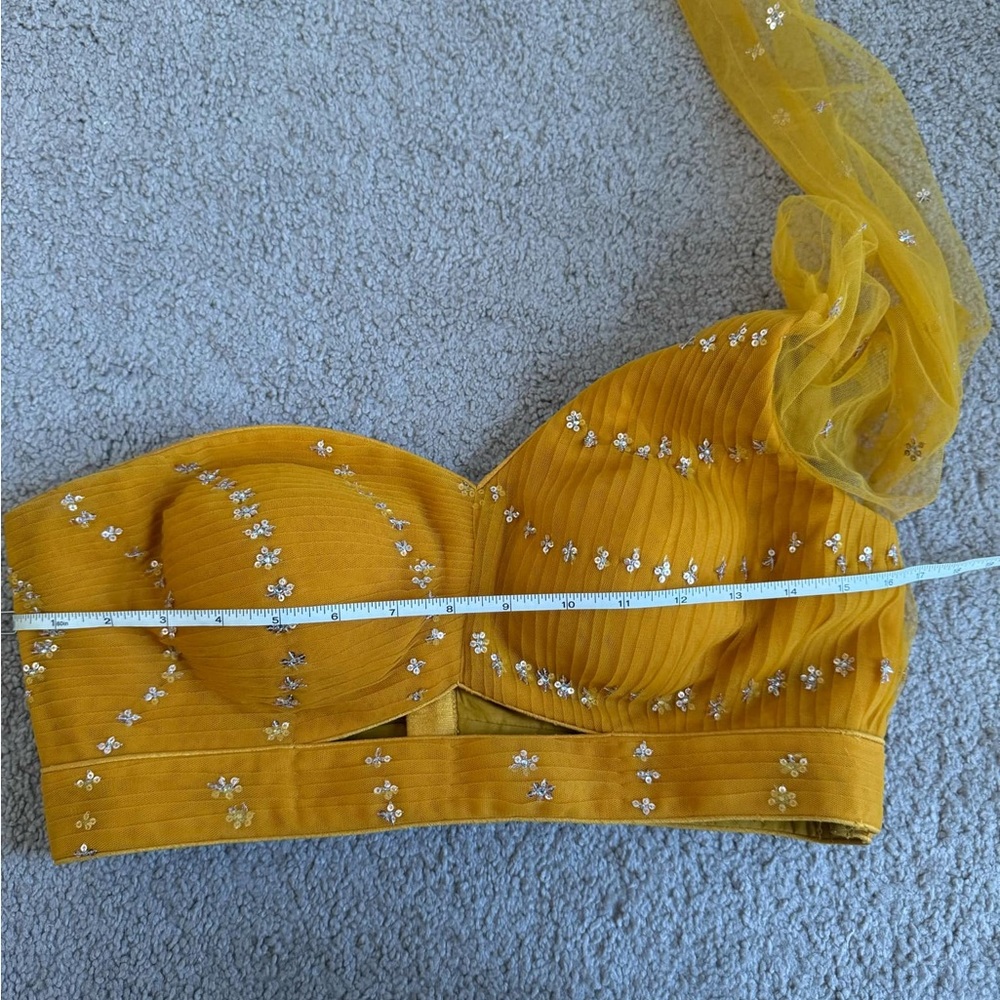One shoulder yellow lengha - Picture 4 of 5